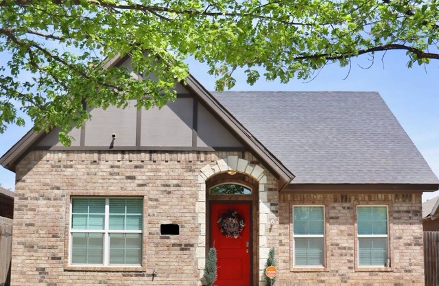 N. Overton – Spacious 3br, 3ba with optional studio. 10-min walk to campus.