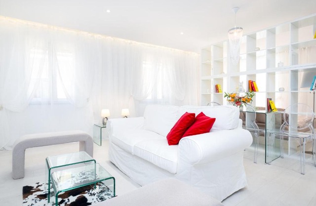Nadiona Suites Crystal & Gold