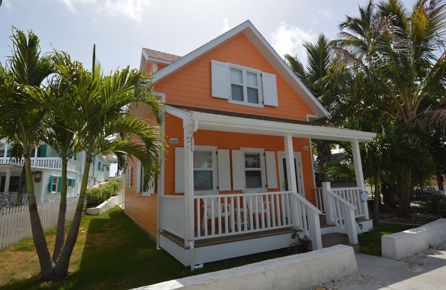 Nana's Cottage:A charmingly peaceful cottage right in the heart of Hope Town!