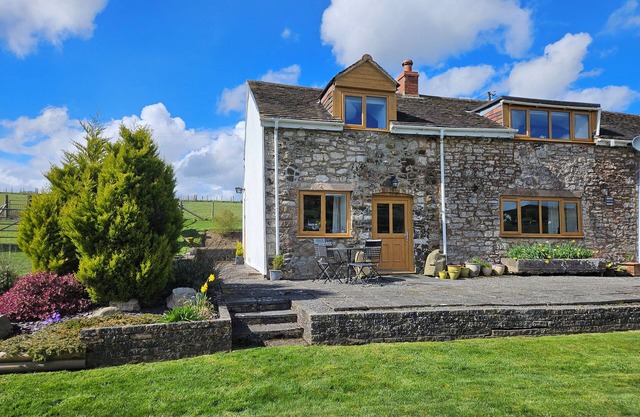 NANT-ISA, pet friendly, character holiday cottage in Stiperstones
