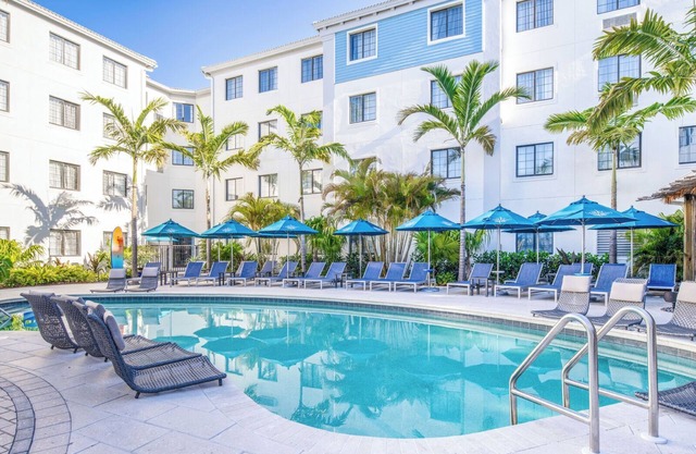 Naples Getaway Studio Suite Room for Couples with Pool!