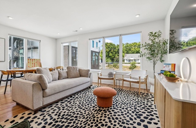 Nash Family Townhouse | Work-Friendly w/Rooftop!