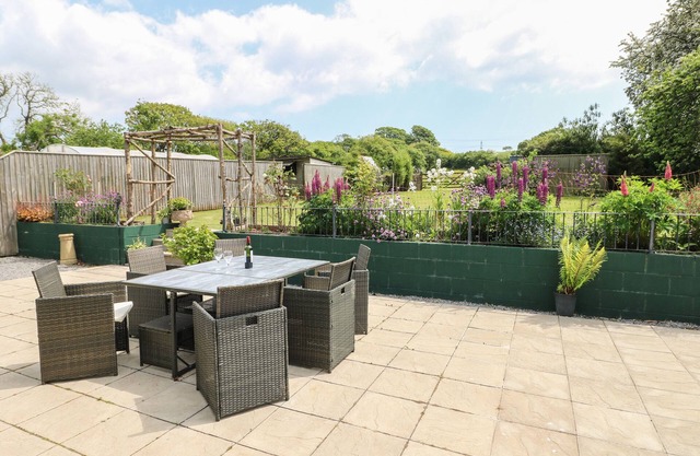 NASH LODGE, pet friendly, country holiday cottage in Pembroke