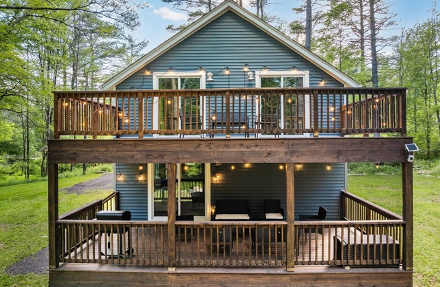 Nature Getaway ~ Creek, Firepit, Deck, Privacy