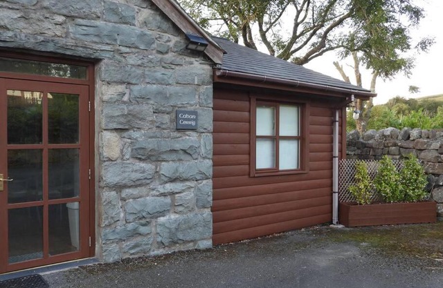 Nature's Oasis: Pet-Friendly Snowdonia Cottage