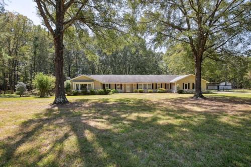 Natures Care Home with Pond, 16 Mi to Memphis!