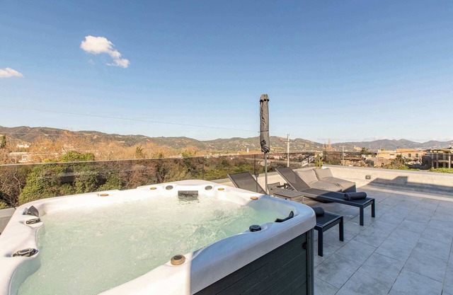 Neaira First Floor Apartment With Private Hot Tub