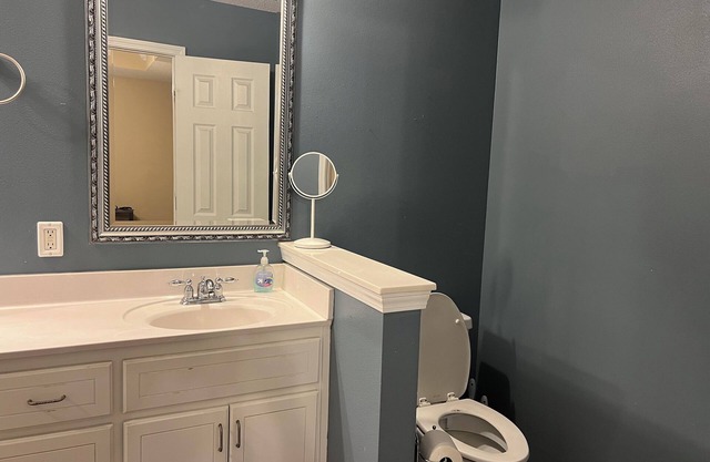 Near ACOM and hospital , 2-bedroom house in charming Dothan with WiFi, AC.