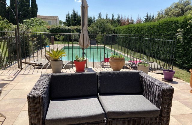 Near Châteauneuf du Pape and Avignon, peaceful villa with secure swimming pool