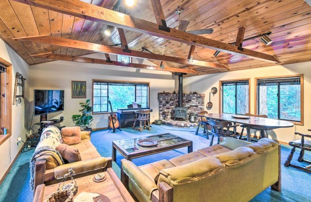 Near Fishing and Hiking Pioneer Cabin with Decks