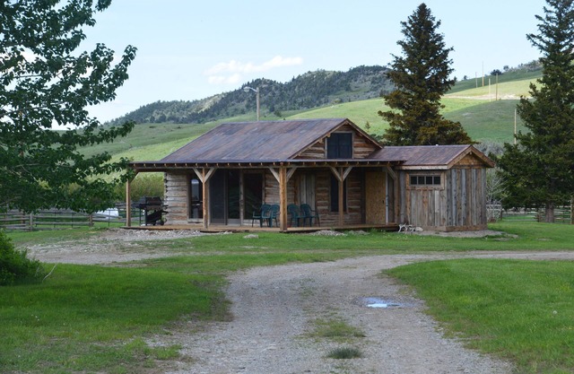 Near glacier park. Perfect setting for outdoor enthusiasts. Family friendly.