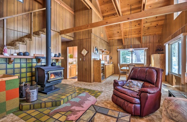 Near Hiking & Skiing: Bear Valley Cabin!
