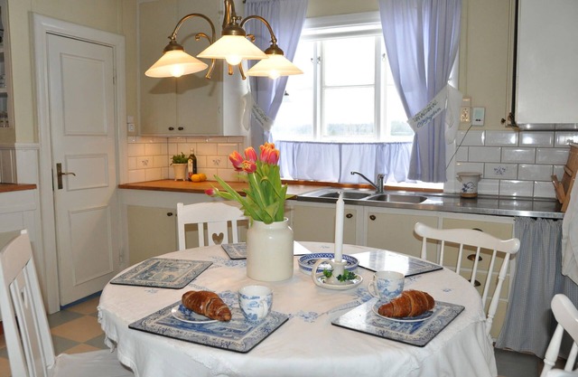 Near Lake Vänern welcomes you this lovely cottage in modern authentic style.