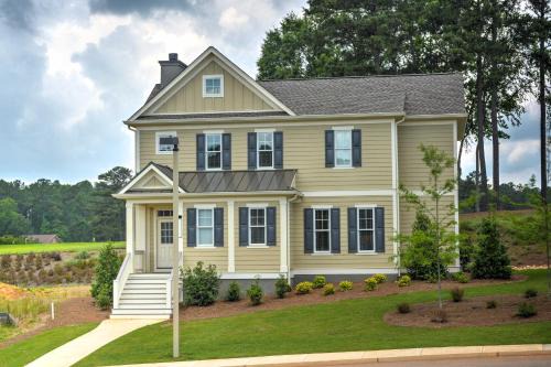 Near Sugar Creek Spacious Family-Friendly Retreat