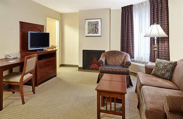 Near the Airport | Free Breakfast + Pool and Hot Tub
