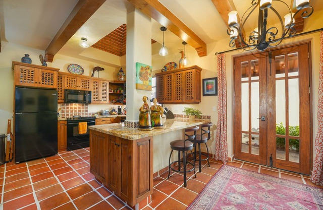 Near the beach! Wonderful 3 Bedrooms & 3 Baths Home.