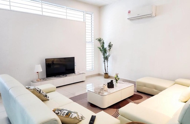 Near Tuas, Stadium, Legoland - Stylish Homestay in Iskandar Puteri - 21pax by Cowidea