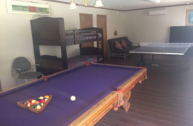 Near Yosemite! Game room with ping pong and billiards! Shared community pool!