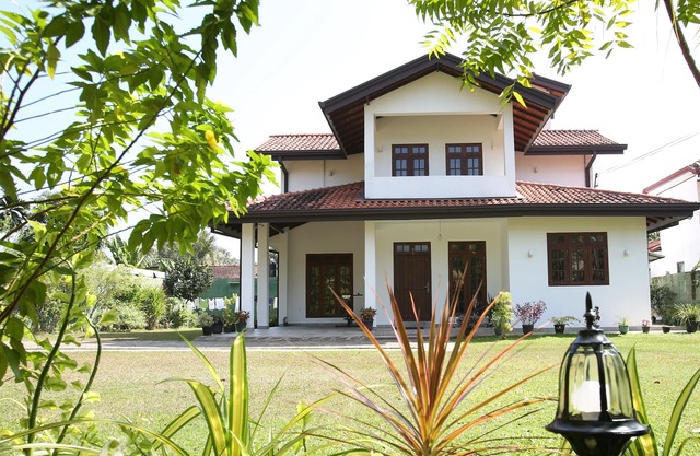 Negombo Villa near Beach/Airport - Sleeps 10