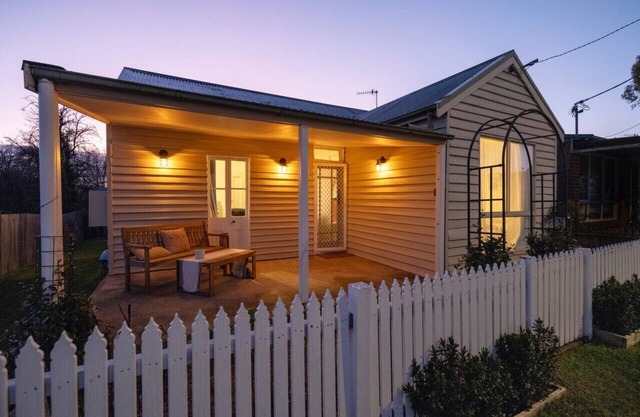 Nelly's Cottage Braidwood - cosy cottage in a picture perfect country setting