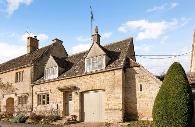Nestled in the quintessential Cotswold village of Little Barrington.