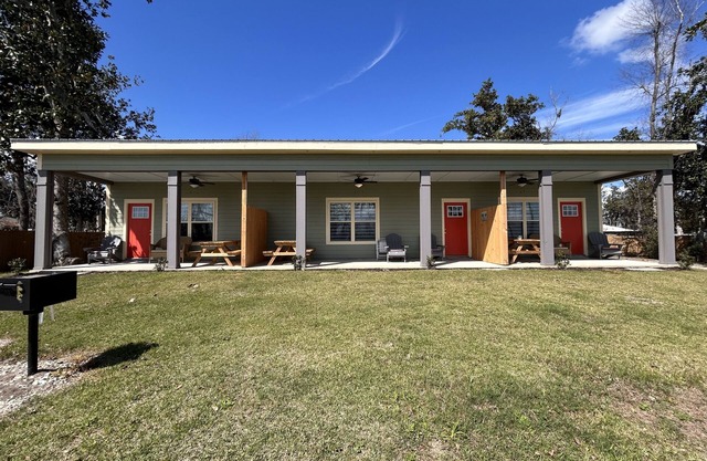 New 2023 Deer Point Lake House with Kayaks, EV Charger, & Dock - Dog Friendly