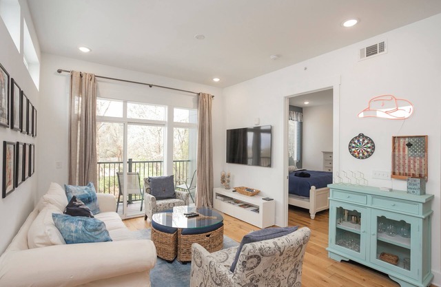 NEW 3/3 LUX Condo - The Nashville Scene Suite - Perfect for FOOTBALL SEASON!