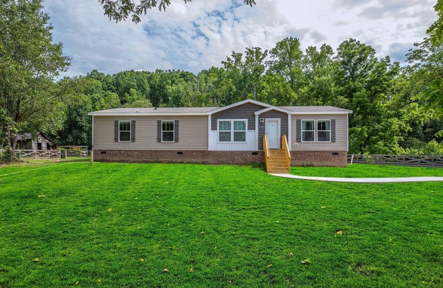 New 3-bedroom country farmhouse with bold creek and new hot tub in Gaffney!