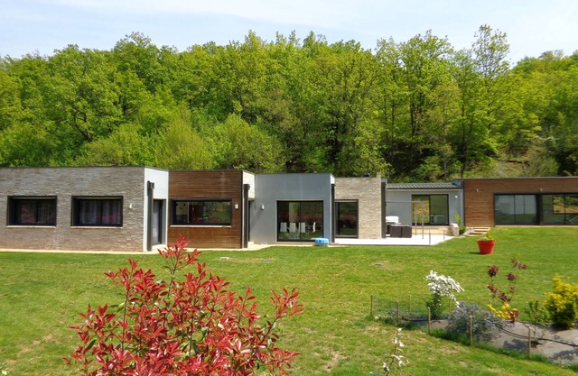 New and near Sarlat, a contemporary villa with heated indoor pool
