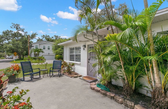 NEW! Bayside Breeze - Charming Apt Near Bayshore