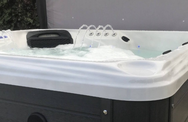 NEW Boutique Manor Farm Lodge sleeps 8 NEW HotTub for 8 Peaceful countryside
