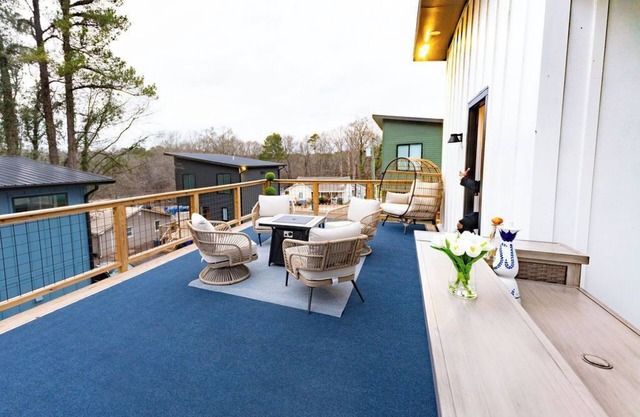 New Build: Blue Rooftop& Patio min's from Downtown, Duke, NCCU, Hospital,