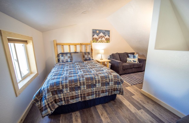 NEW cabin near Kenai Rvr-2Q&1F bed-w/loft #1