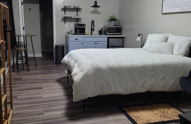 New! Clean, comfortable studio apartment. Close to Charlotte.