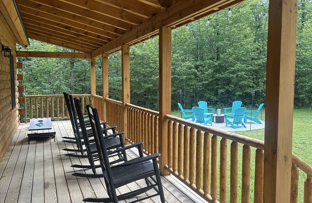 New Cozy Log Cabin w/King bed in White Mountains
