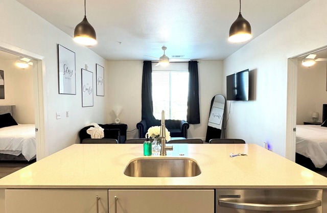 New Downtown Luxury Apt 2 King Beds Free Parking Fast WiFi Pool & Gym