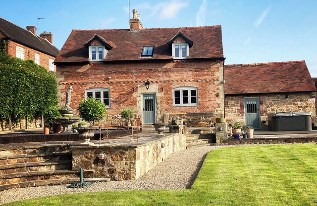 NEW ELMS FARMHOUSE, pet friendly in Melbourne, Derbyshire