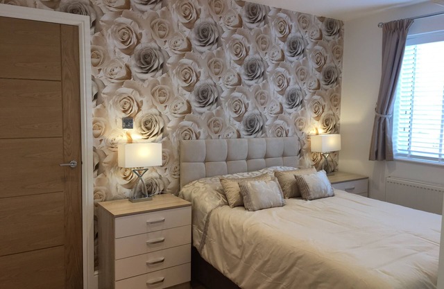 New Forest Barton-on-Sea cliff top, ground floor, garden apartment. 'Bayside'.