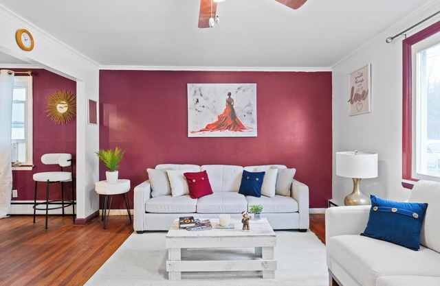 NEW! " Harlem Night" open concept 2 bed flat a few min from downtown and lake