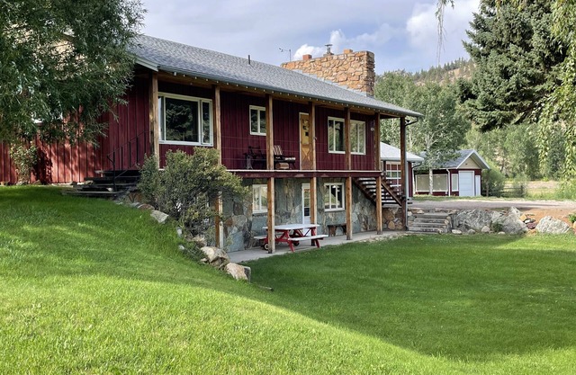 NEW LISTING! 4 BR 2 BATH- PRIVATE Retreat Sleeps 12! Large Boat parking!