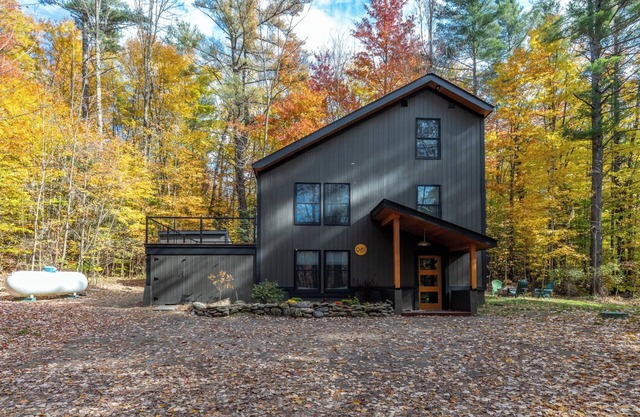New Listing! Newly Renovated Vermont Chic home in Stowe Hollow 2 Mins to Town