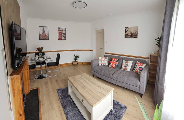 New Luxurious 4 bedroom home with Garden and parking - Ecua Stay