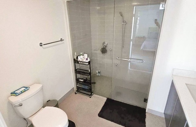 NEW MODERN 3-BED/3BATH condo CENTER OF LA PS5 WiFi AC PATIO