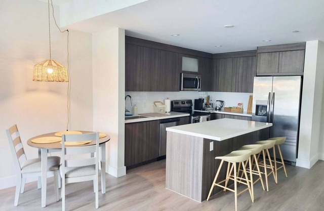 NEW Modern Condo, FREE Parking & High Speed Wifi