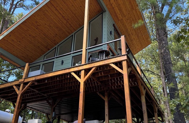 New Modern Treehouse Cabin Hot Tub on Norfork Lake- Ozark Mountains-remote