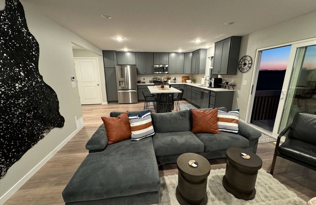 NEW Near UNI Modern Spotless Townhome