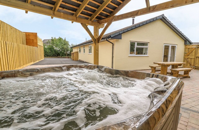 NEW PENY, pet friendly, with hot tub in Llandrindod Wells