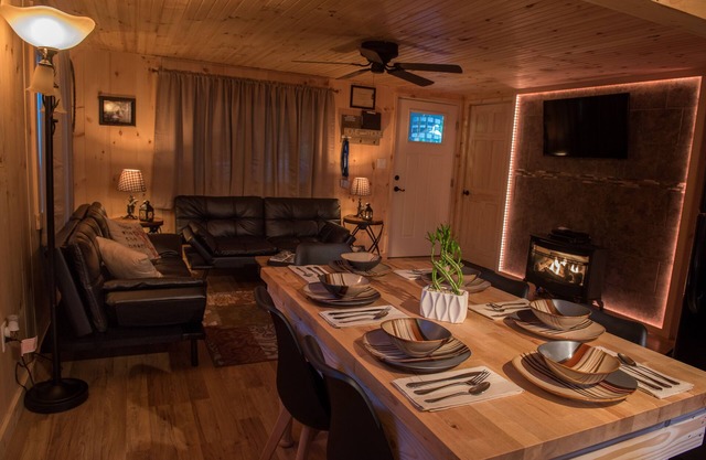 New Pocono Mountain Cabin & NEW 7 Person Hot tub & Playground new Gaming system!