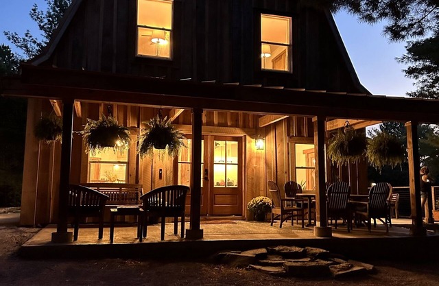NEW! POOL open thru 10/15! 16ac w/hot tub, fire pit, arcade, pond& theater room!