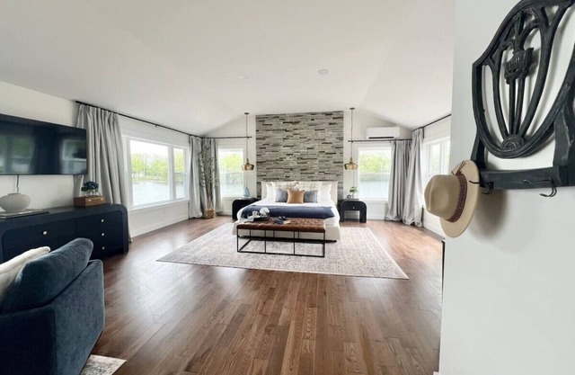 NEW! Remodeled 5BR/3.5BA Lake House!